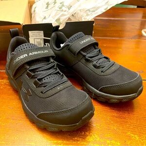 NIB under armour kids size 1 all black sneakers.